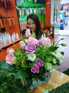 光影与花：瓶中艺术时刻